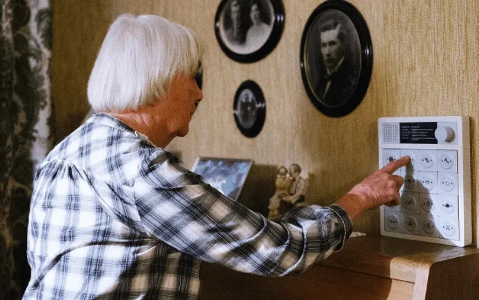 老人使用智能家居 老人使用智能家居